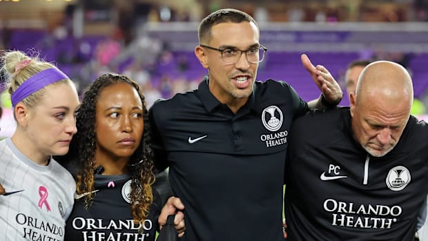 El entrenador asistente Orlando Pride Joland Thomas (segundo a la izquierda) en Goodnda con el entrenador en jefe Sebu Hinse (segundo a la derecha). 