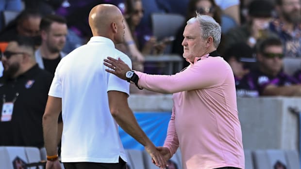 El entrenador en jefe de Houston Dash Fabrice Gautrat (izquierda) es recibido por el entrenador en jefe temporal de Angel City FC Sam Leyite (derecha).