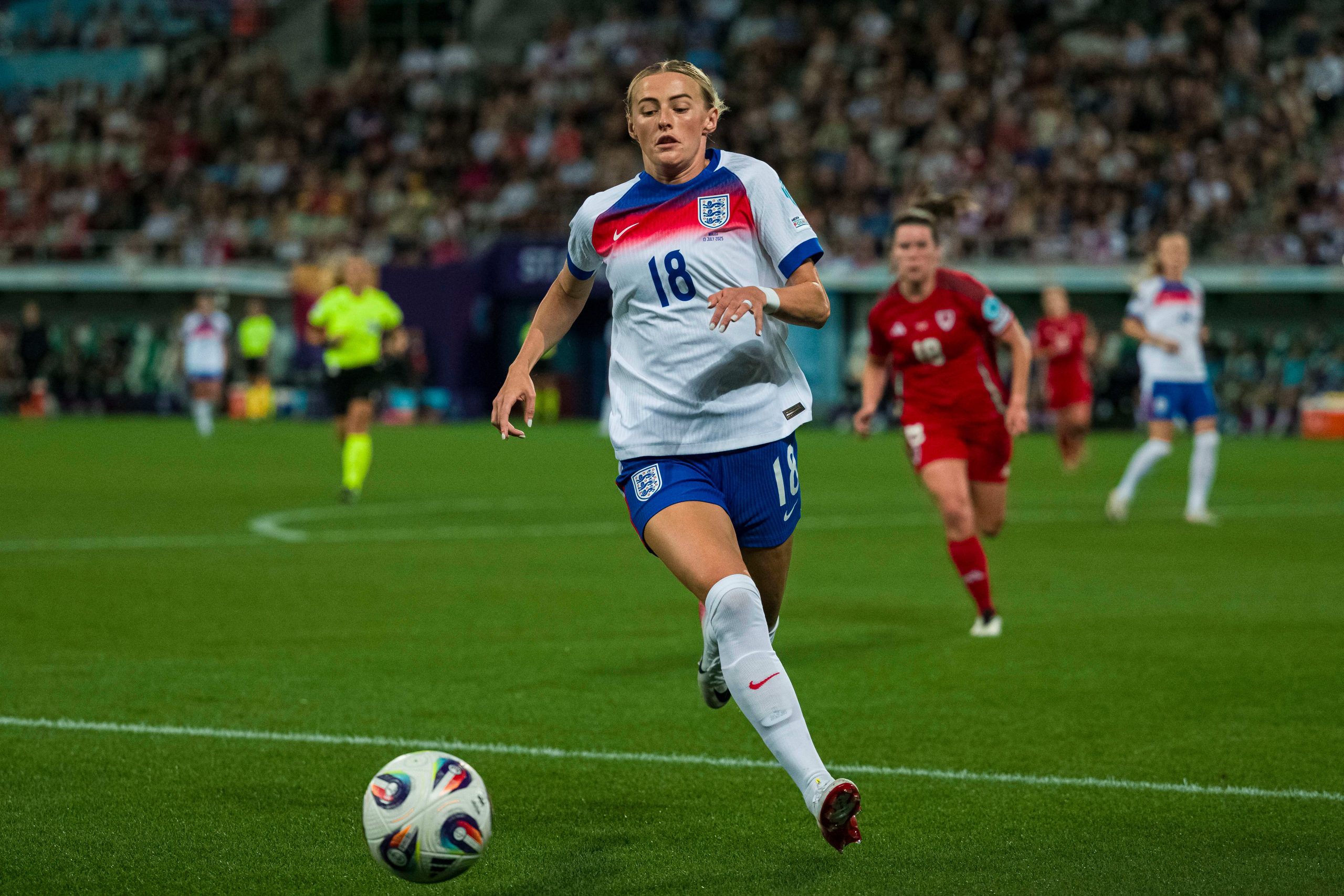 Chloe Kelly persigue el pasaje.