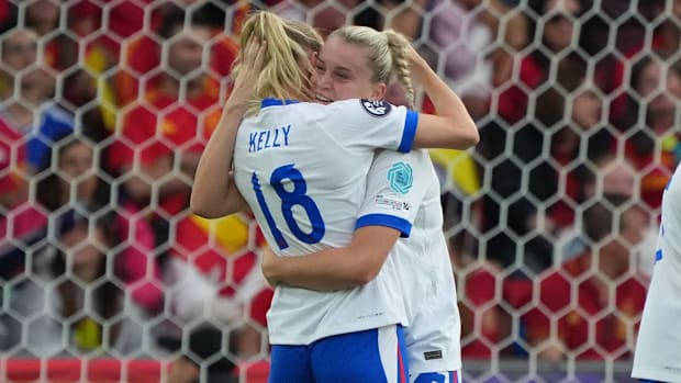 Chloe Kelly (izquierda) y Aleessia Russo.