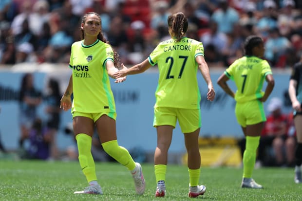 Forward Washington Spirit Trinity Rodman le pega las manos con Sofía Kanter delantera