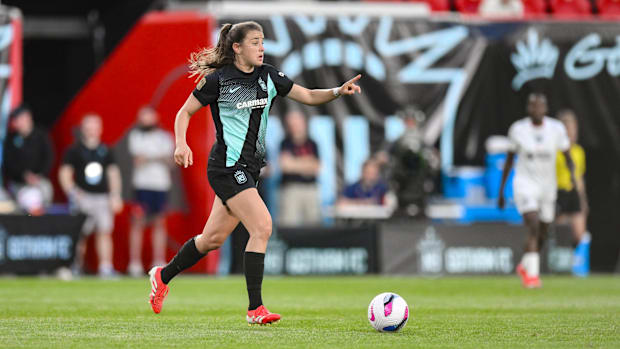 NJ/NY GOTHAM FC El mediocampista de Nealy Martin establece el juego contra Bay FC