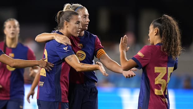 El recibo de Barcelona Patri -Hijarro felicita al mediocampista Alexy Putllas