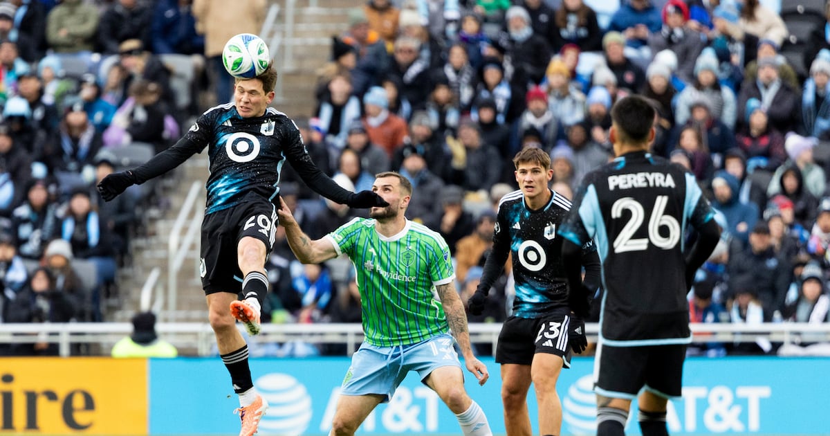 La portera Dayne St. Clair anota el gol de la victoria en la tanda de penales mientras Minnesota United elimina a Sounders