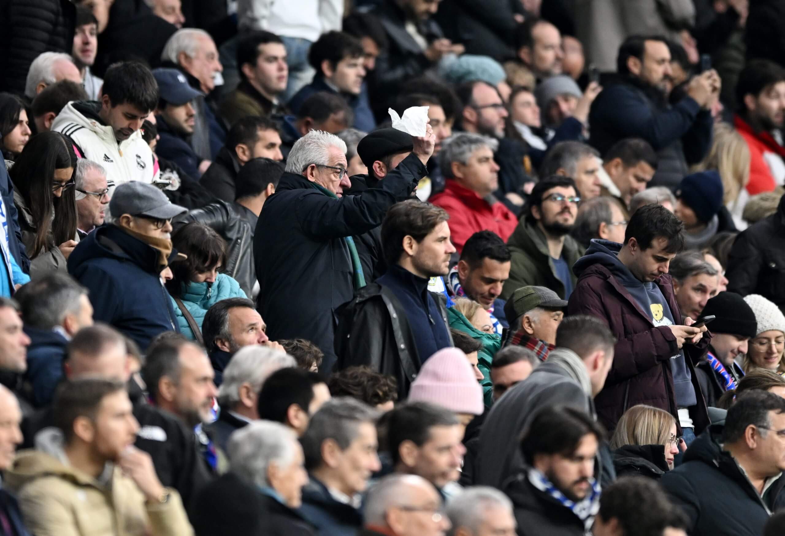 Un aficionado del Real Madrid sostiene un pañuelo blanco en el estadio Bernabéu.