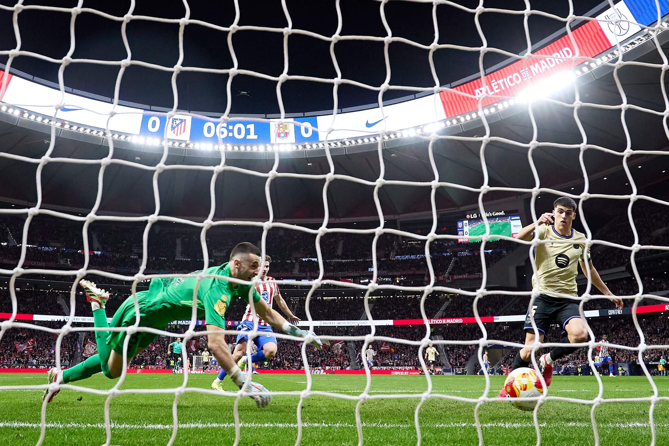 Joan García intenta replegarse y frenar el primer gol