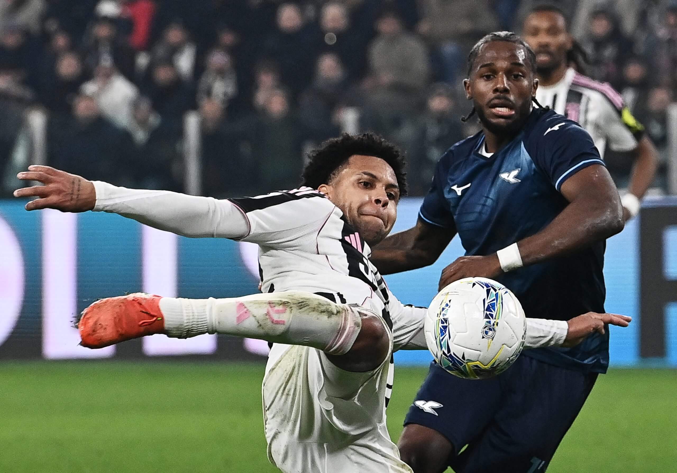 Weston McKennie (L) dispara el balón durante el partido de Serie A contra la Lazio 