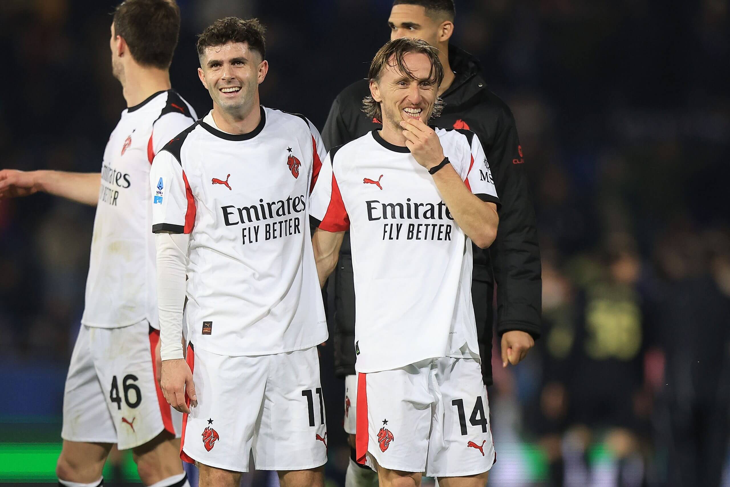 Christian Pulisic y Luka Modric del AC Milan celebran la victoria sobre Pisa