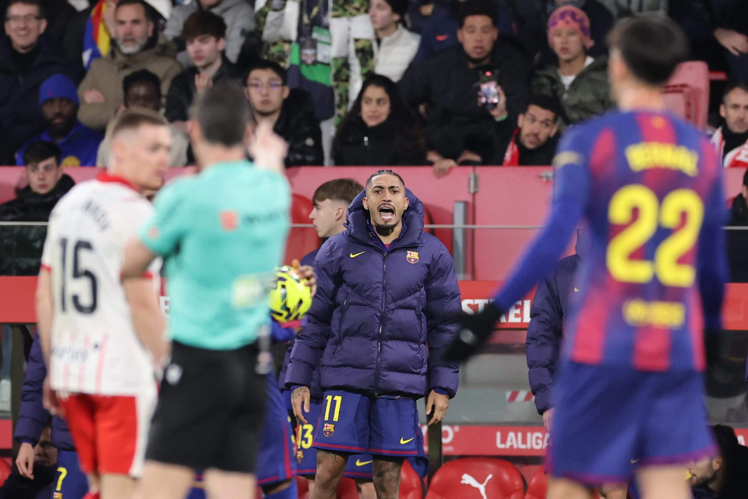 Rafinha le grita al árbitro desde la banda