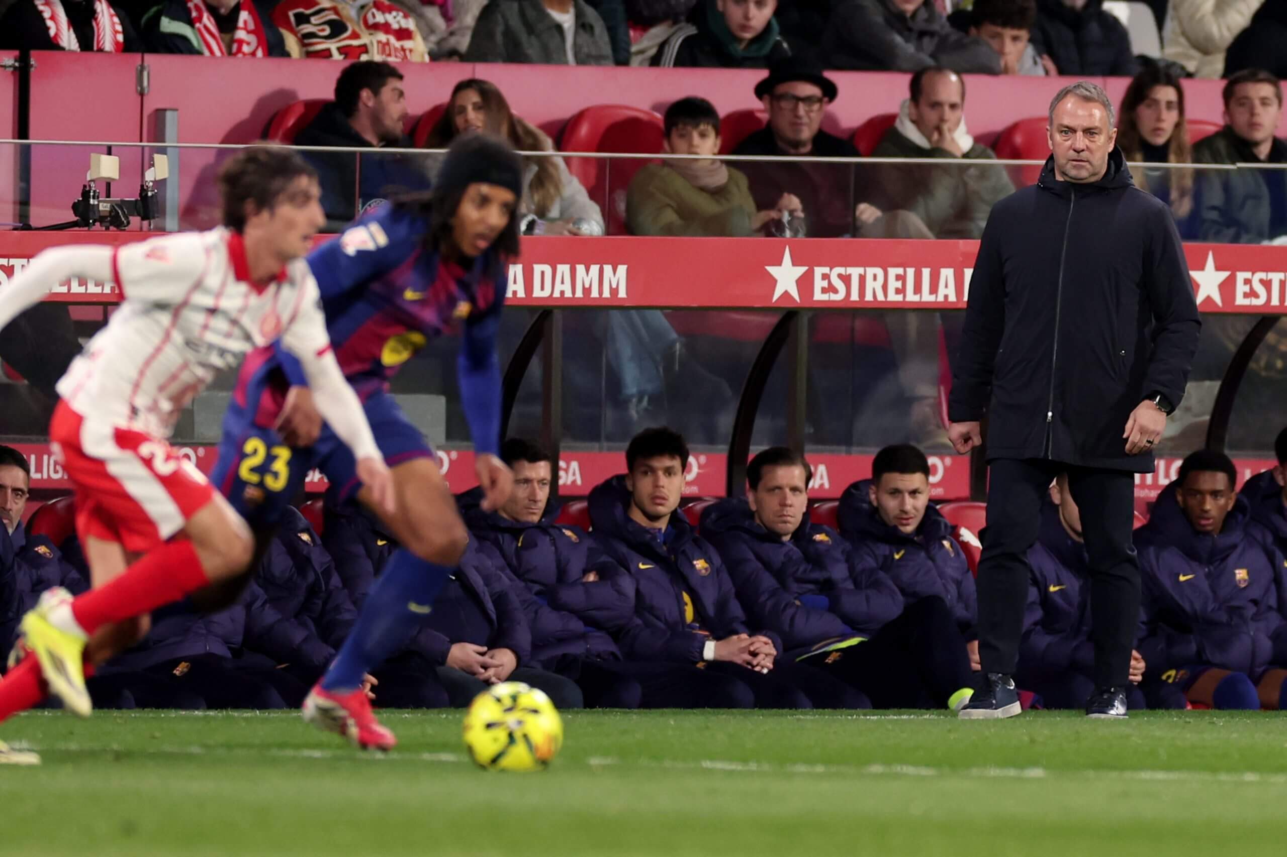 Flick observa la derrota del lunes desde la barrera