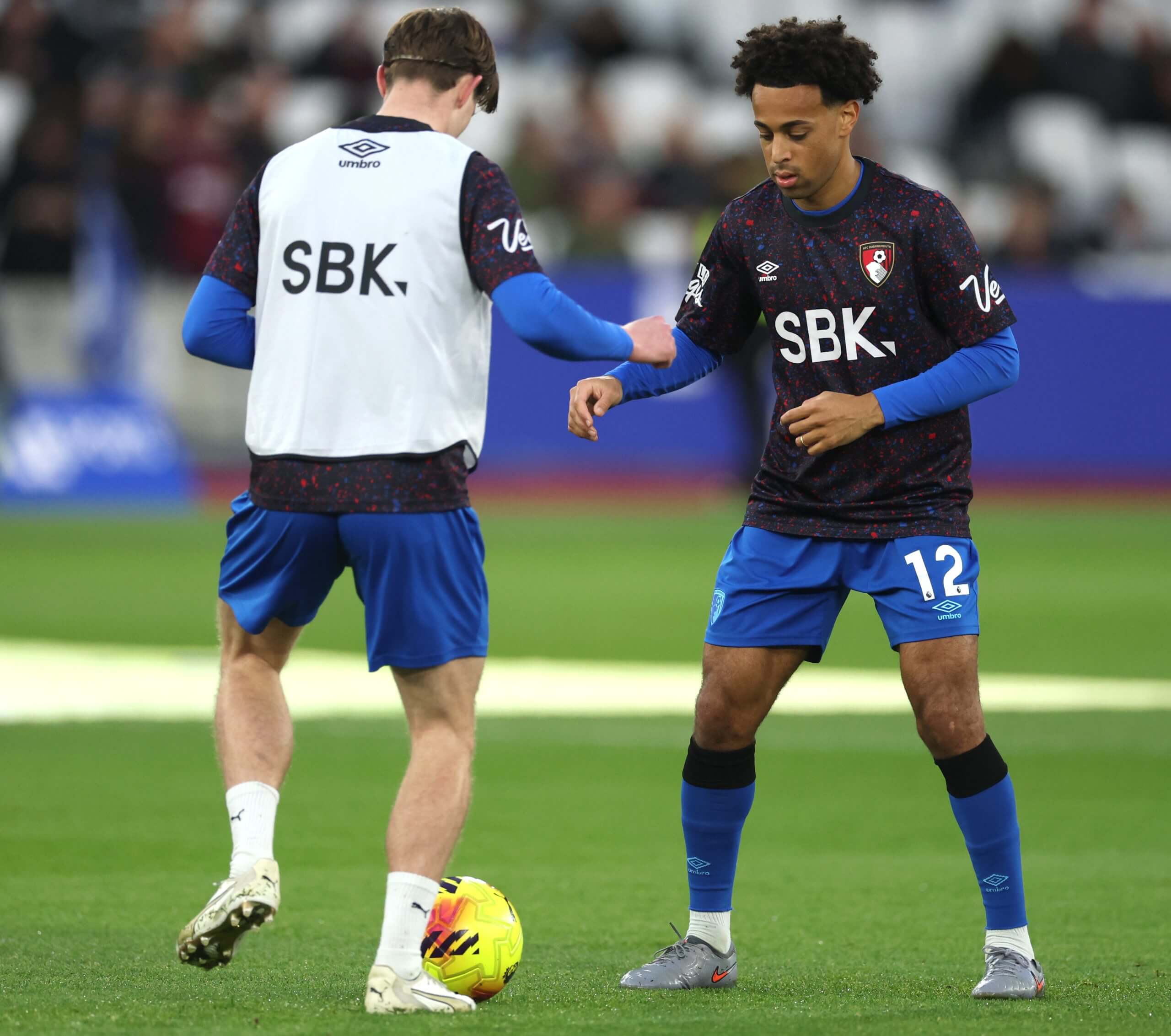 Alex Scott y Tyler Adams calientan antes del partido del Bournemouth contra el West Ham