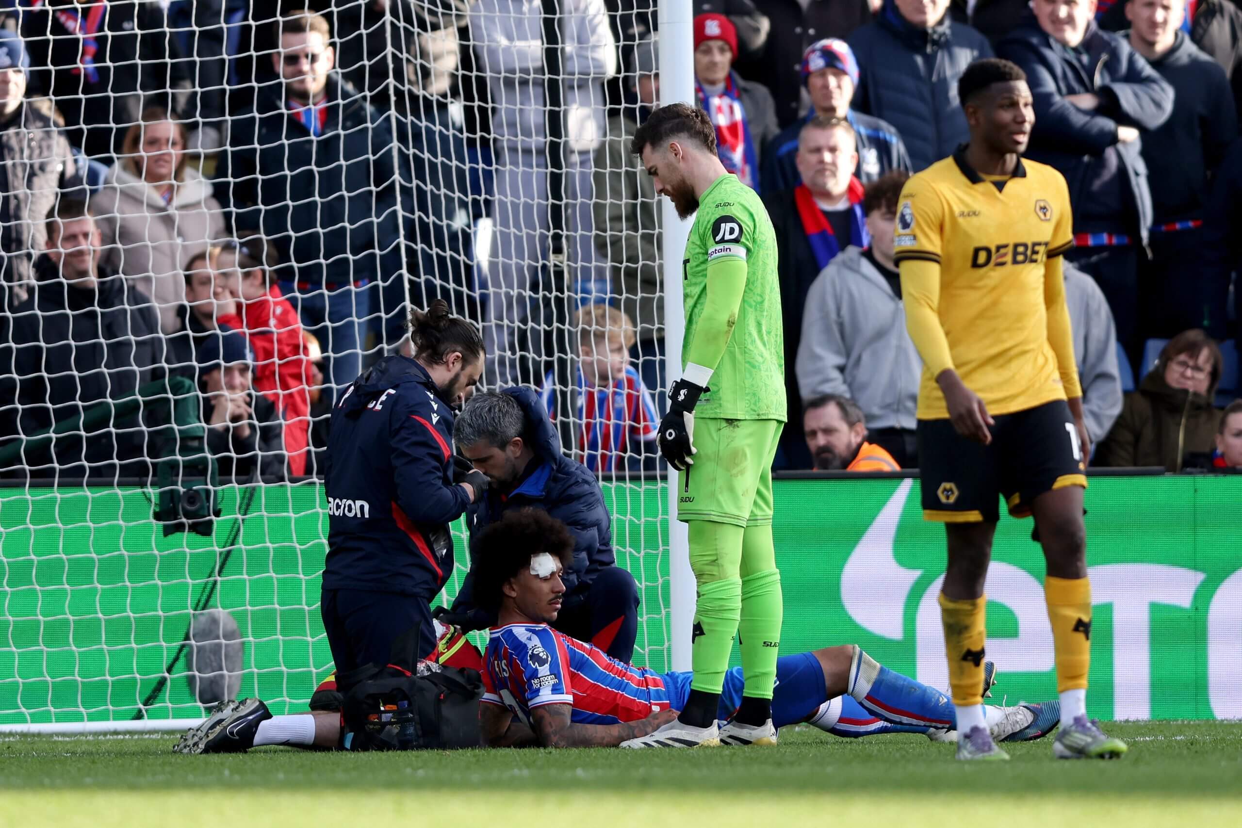 Chris Richards, castigado, se está recuperando en Selhurst Park después de sufrir una grave lesión en la cabeza.