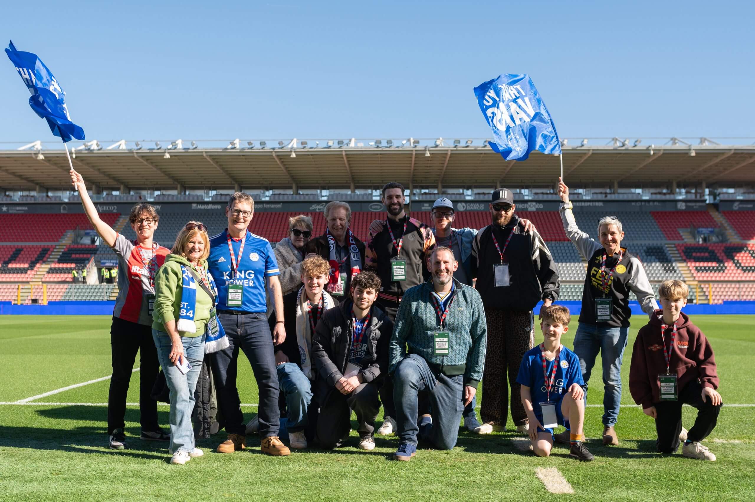 Los aficionados del Leicester que ondean banderas de Jamie Vardy pueden entrar al campo del US Cremonese