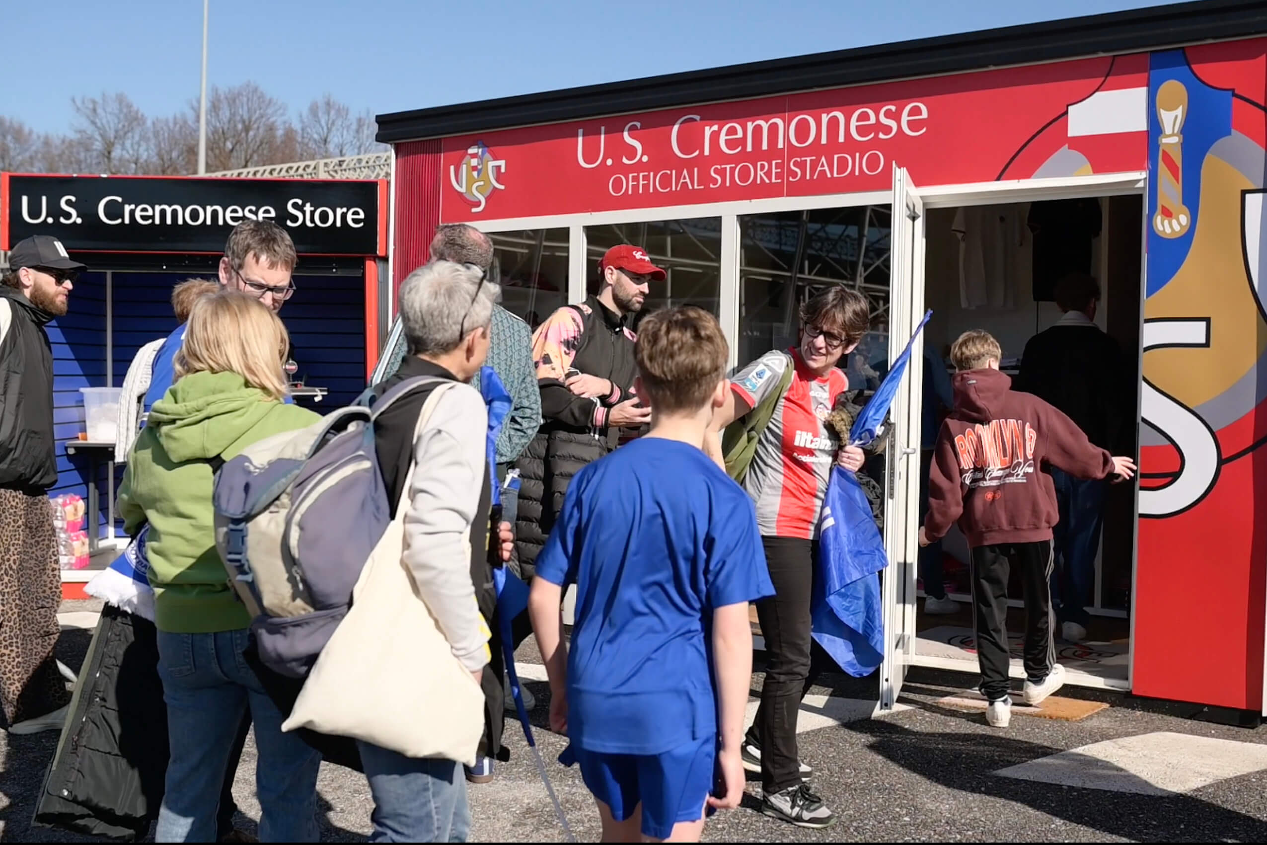 Los aficionados ambulantes del Leicester se dirigen a la tienda del club en Cremona