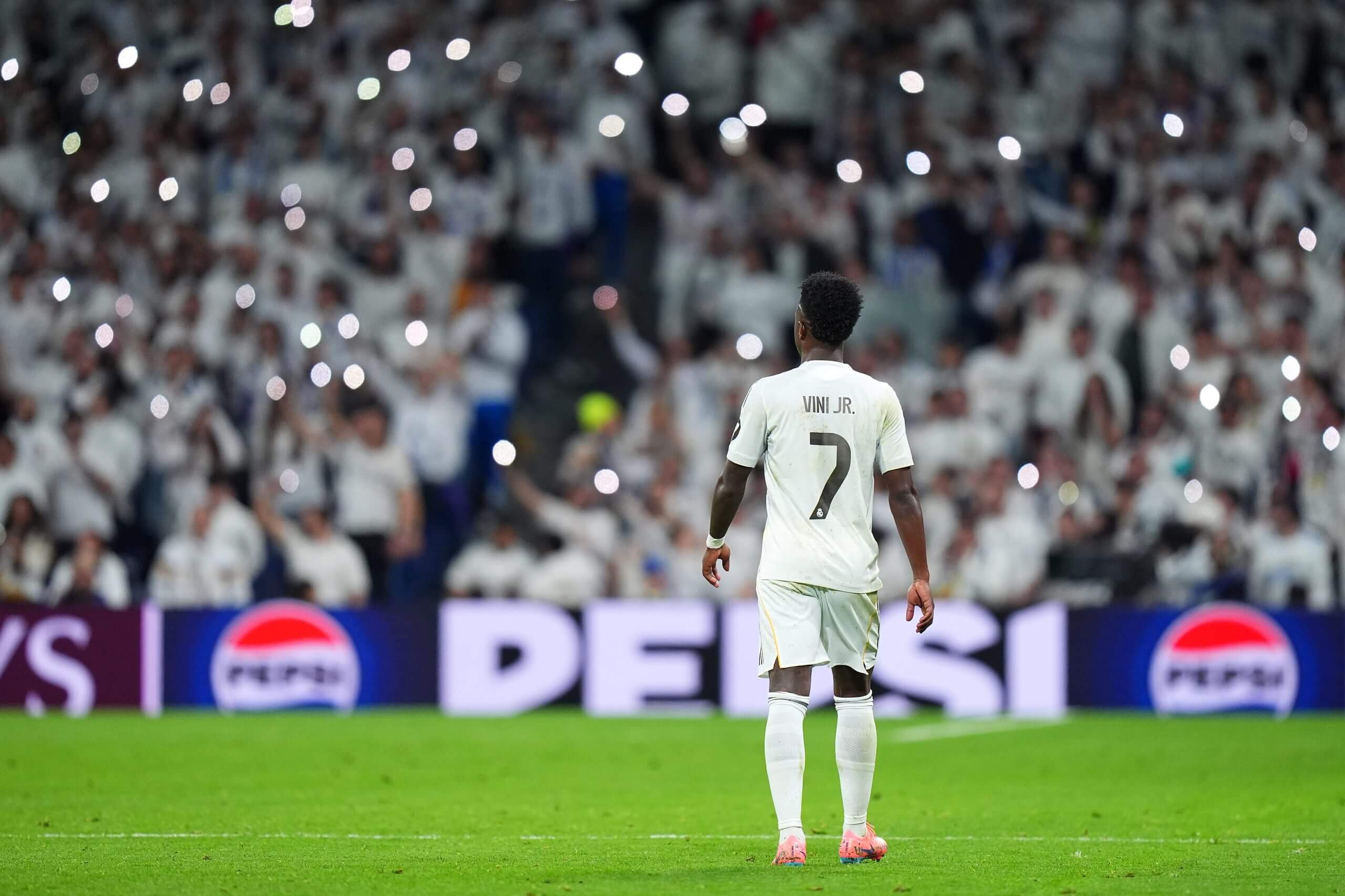 Vinicius Jr sobre el césped del Bernabéu este miércoles 