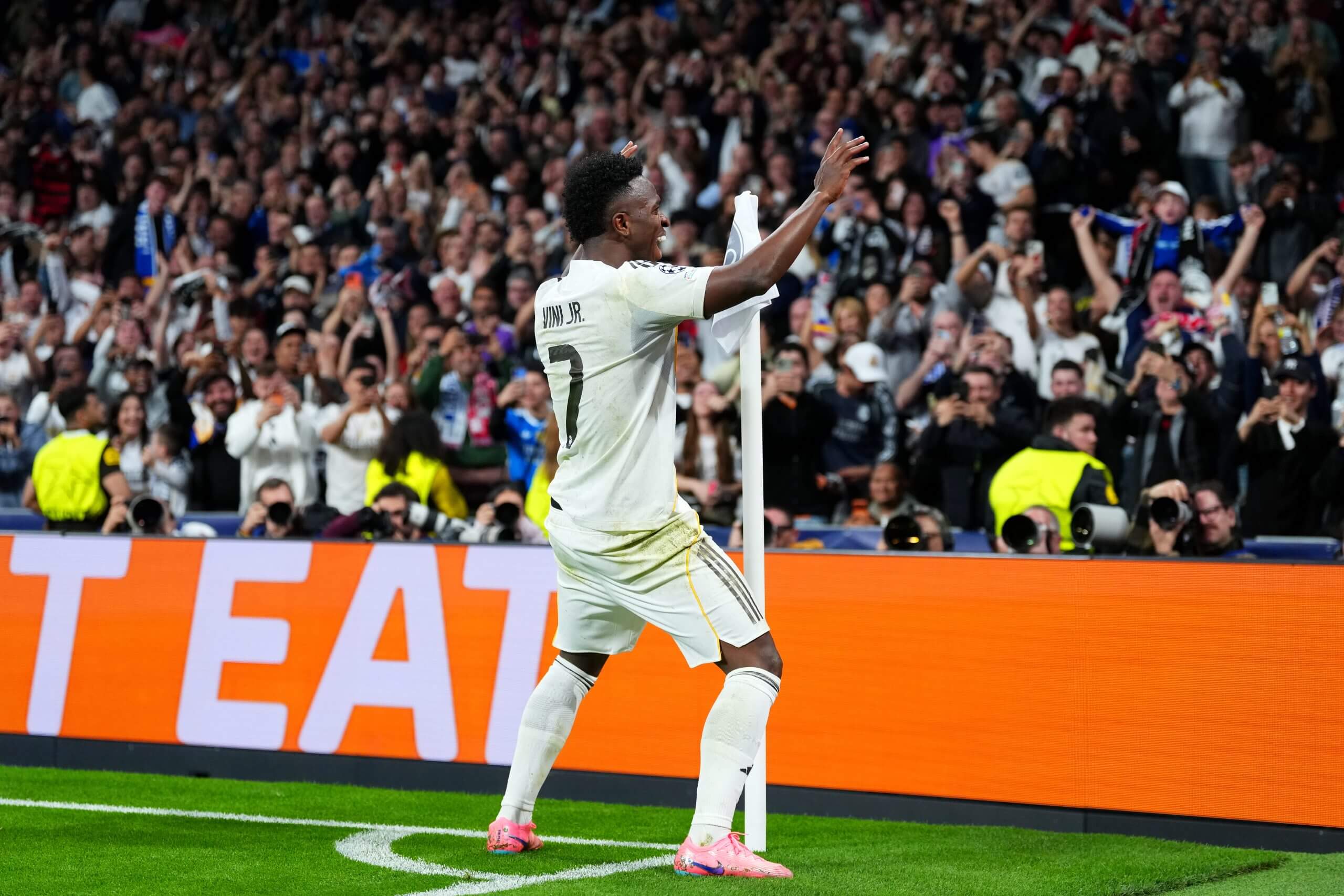 Vinicius Jr celebró anoche su gol en el Bernabéu