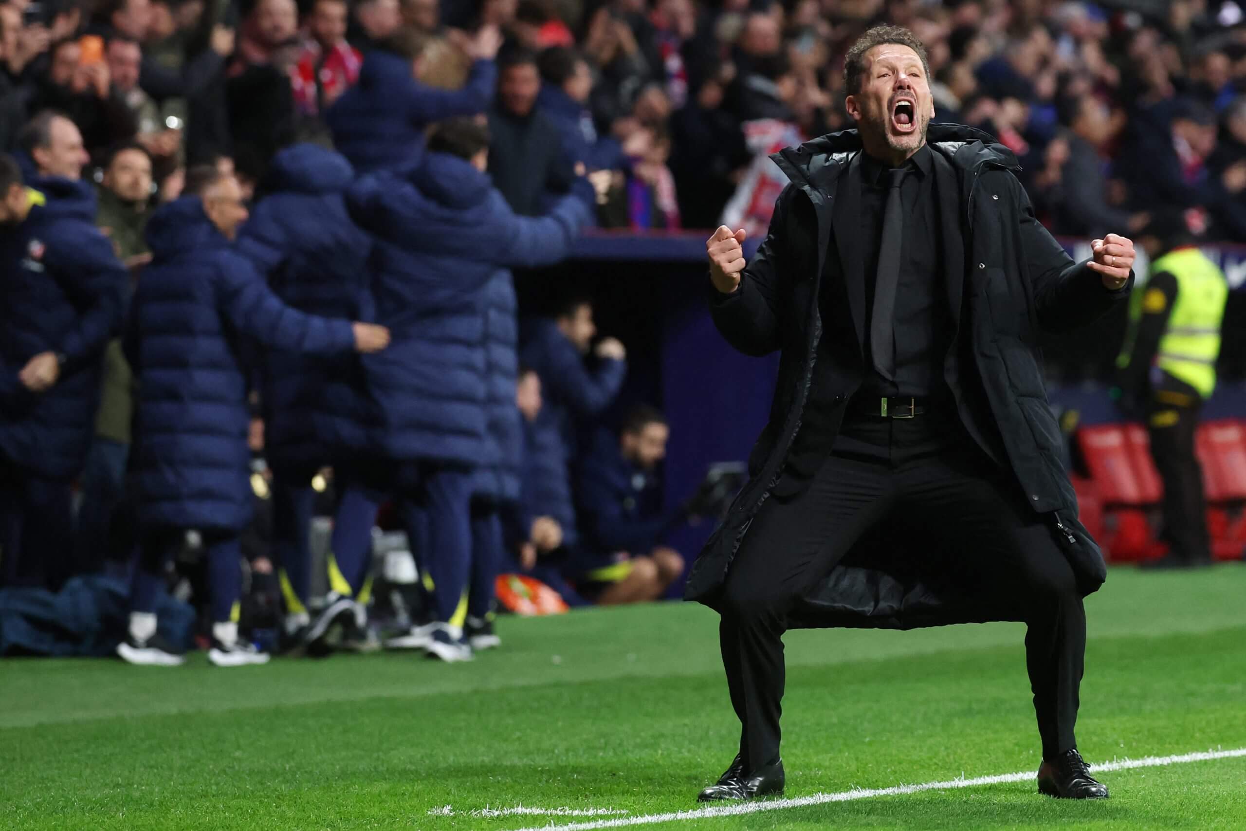 Simeone celebra en la banda