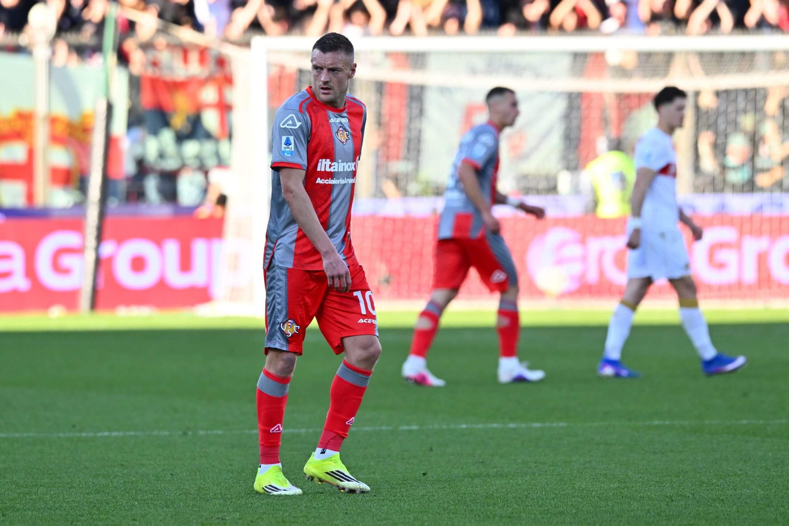 Jamie Vardy vistiendo la franja naranja y gris del Cremonese durante su partido de la Serie A contra el Génova a principios de este mes.
