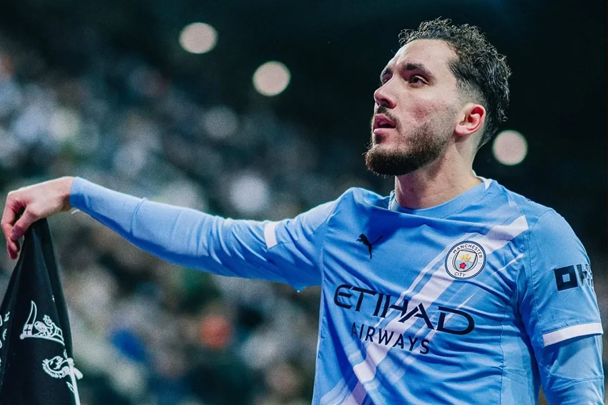 La estrella del Manchester City, Ryan Cherki, muestra un talento increíble con un pase loco