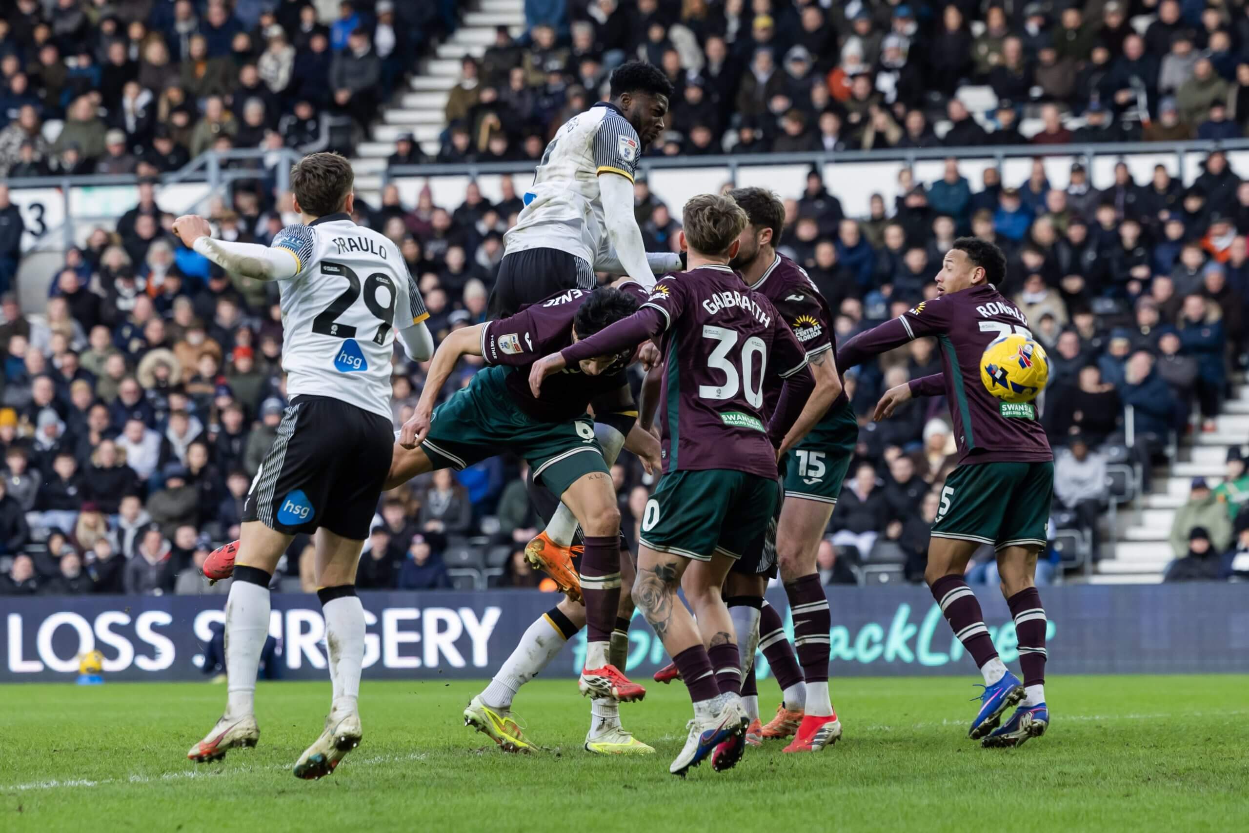 Patrick Agyemang, del condado de Derby, anota el segundo gol de su lado contra Swansea City en Pride Park