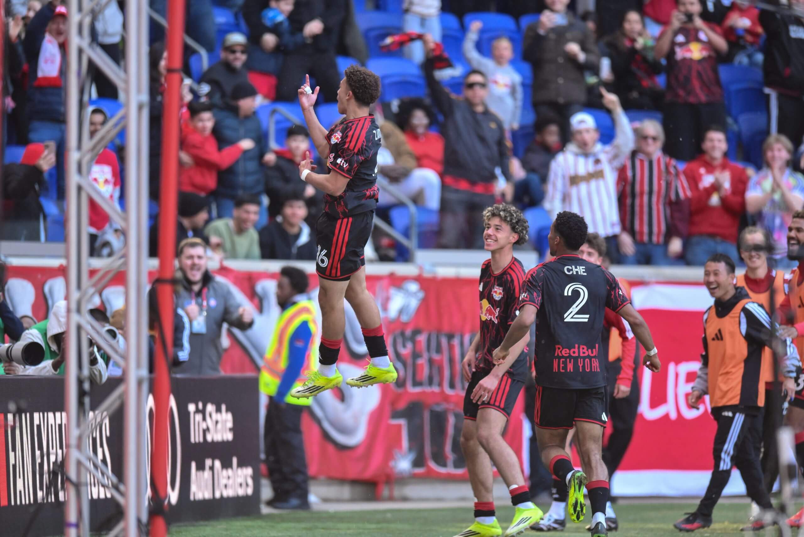 RBNY celebra el gol de Julian Hall contra Nueva Inglaterra
