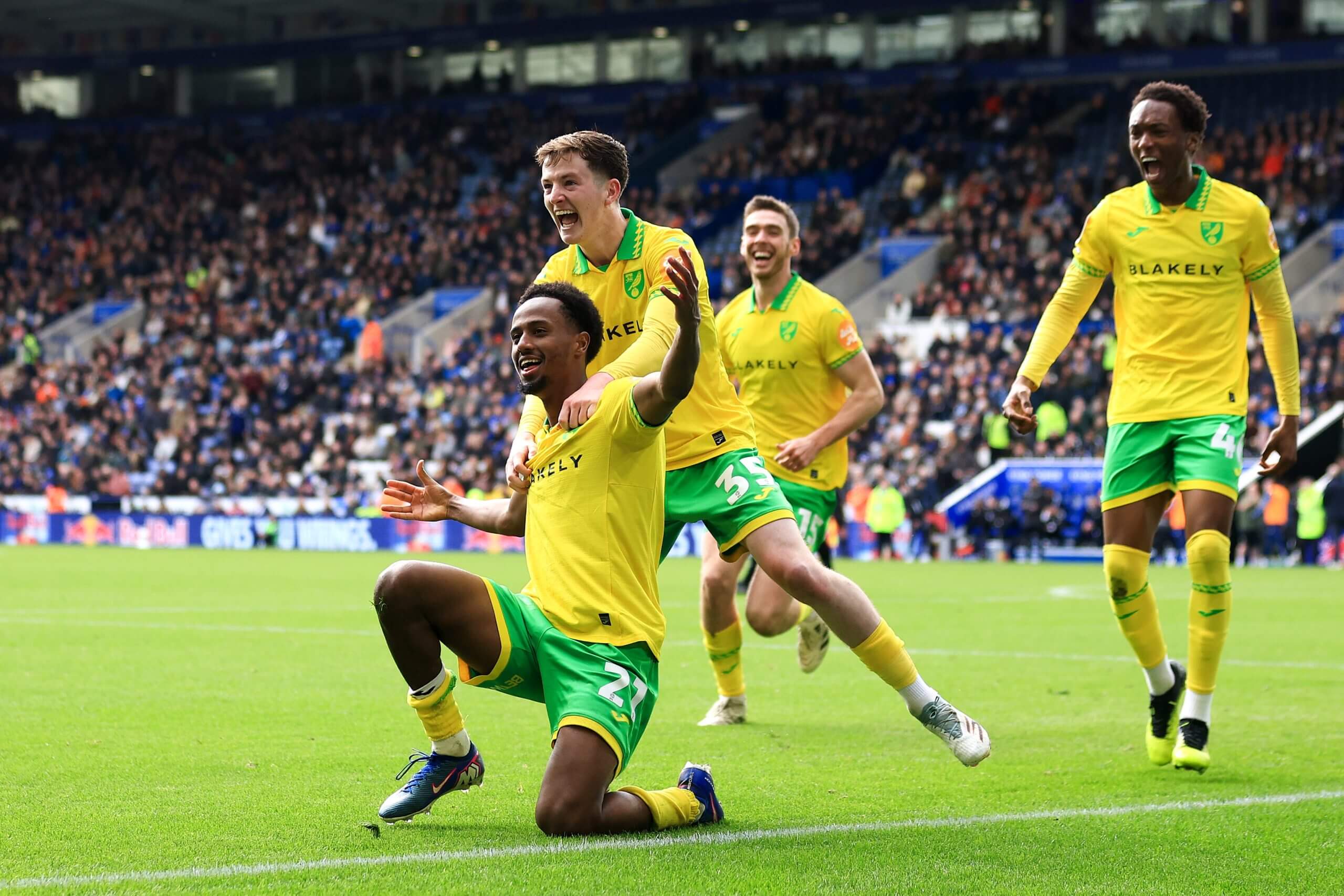 Ali Ahmed celebra el gol del Norwich City
