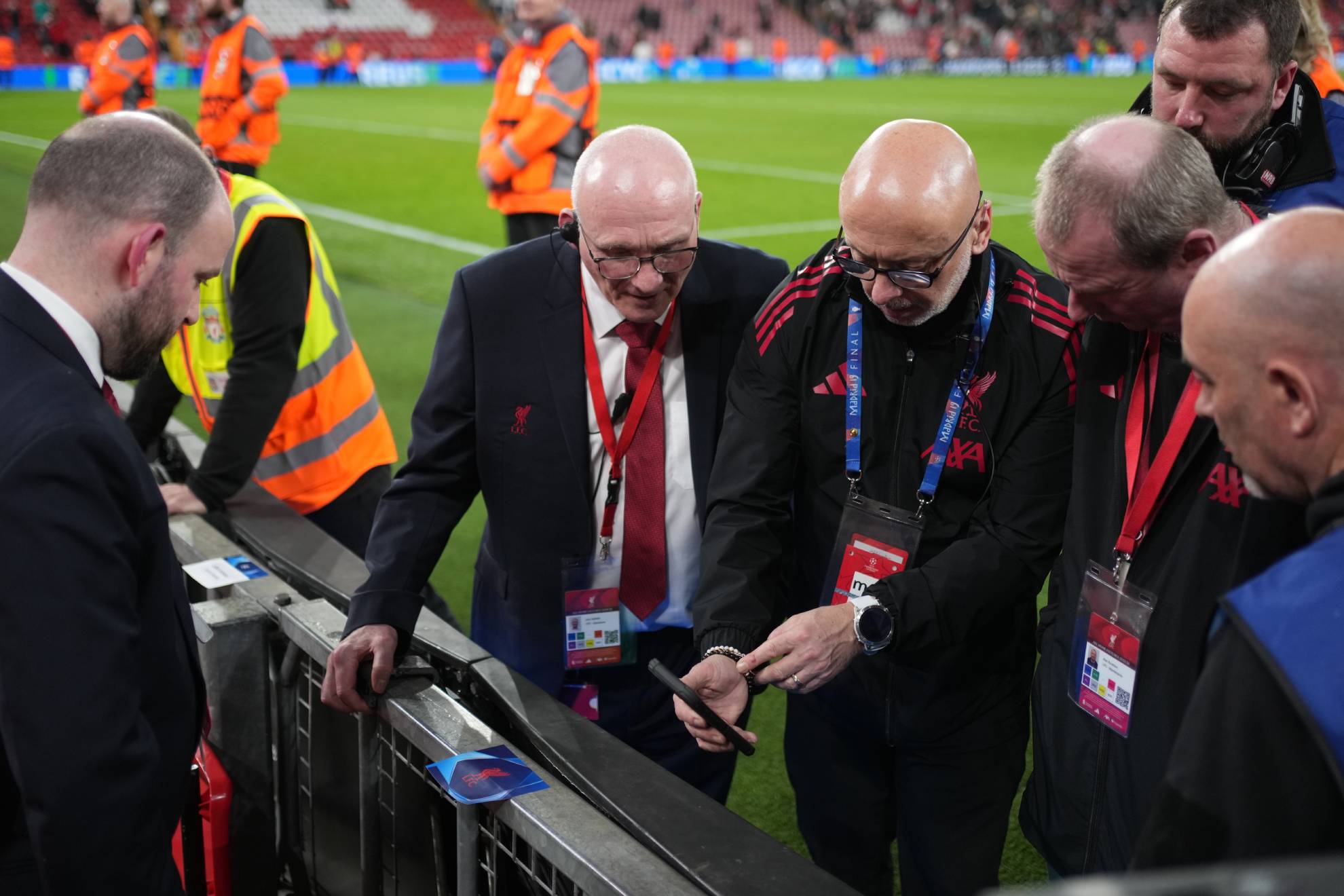 Terror en Anfield: Noa Lang sufre la amputación parcial de un dedo tras quedar atrapado en la valla