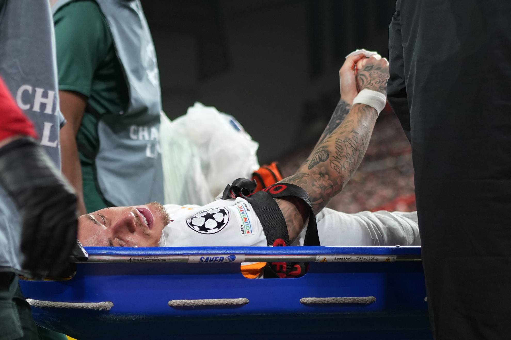 Terror en Anfield: Noa Lang sufre la amputación parcial de un dedo tras quedar atrapado en la valla