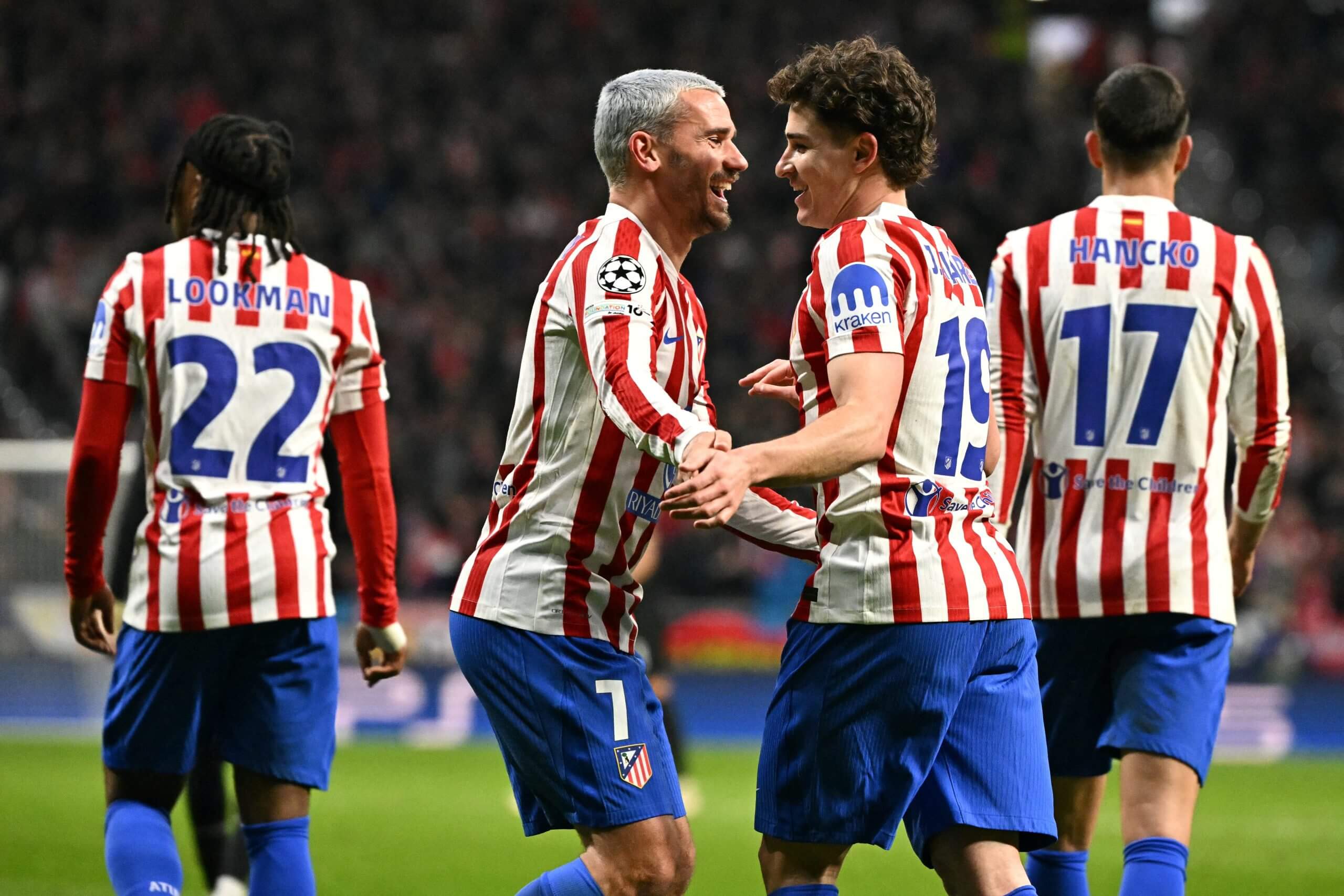 Griezmann y Álvarez celebran la victoria del Atlético de Madrid en la Liga de Campeones sobre el Tottenham