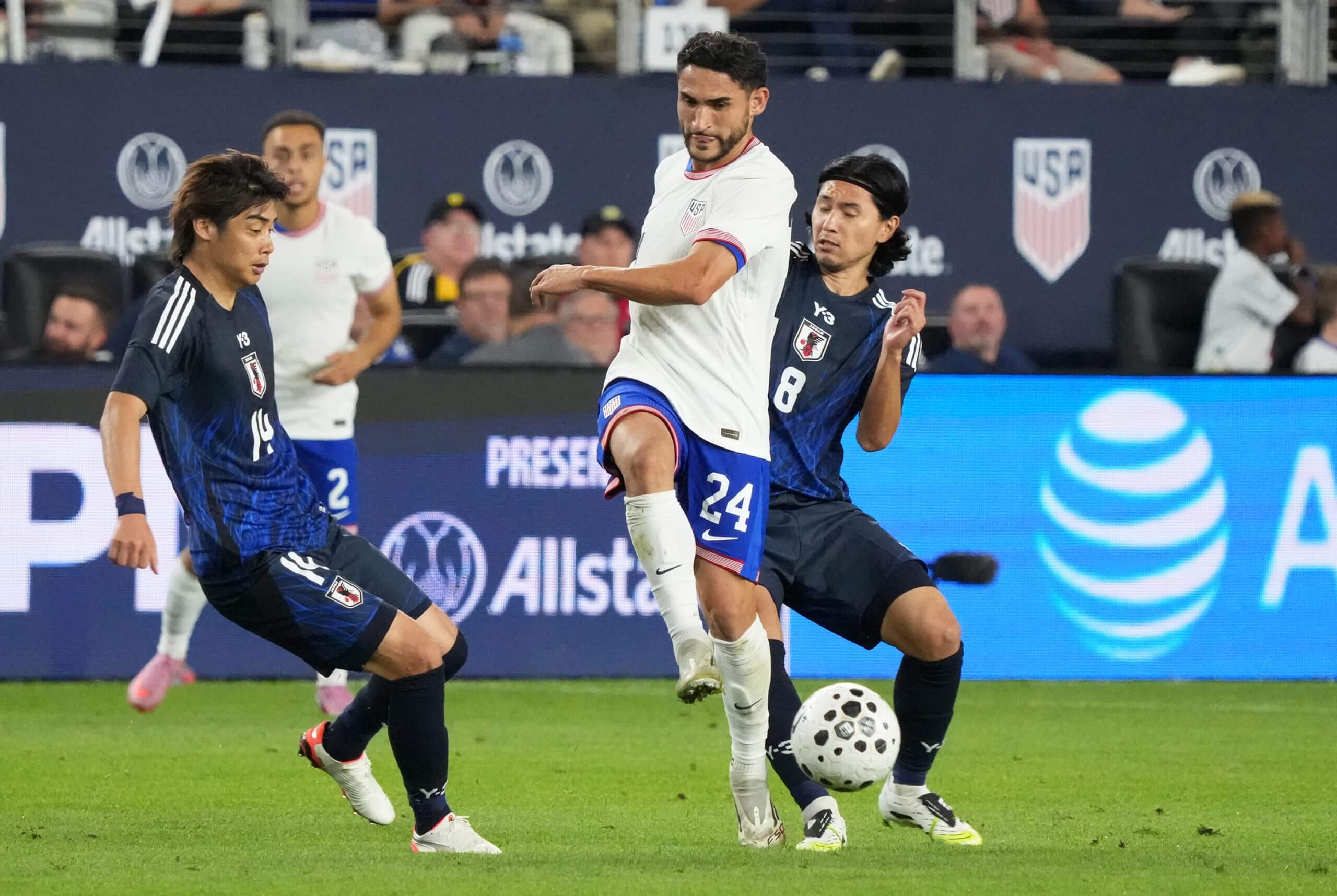 El mediocampista de la USMNT Cristian Roldán juega contra Japón