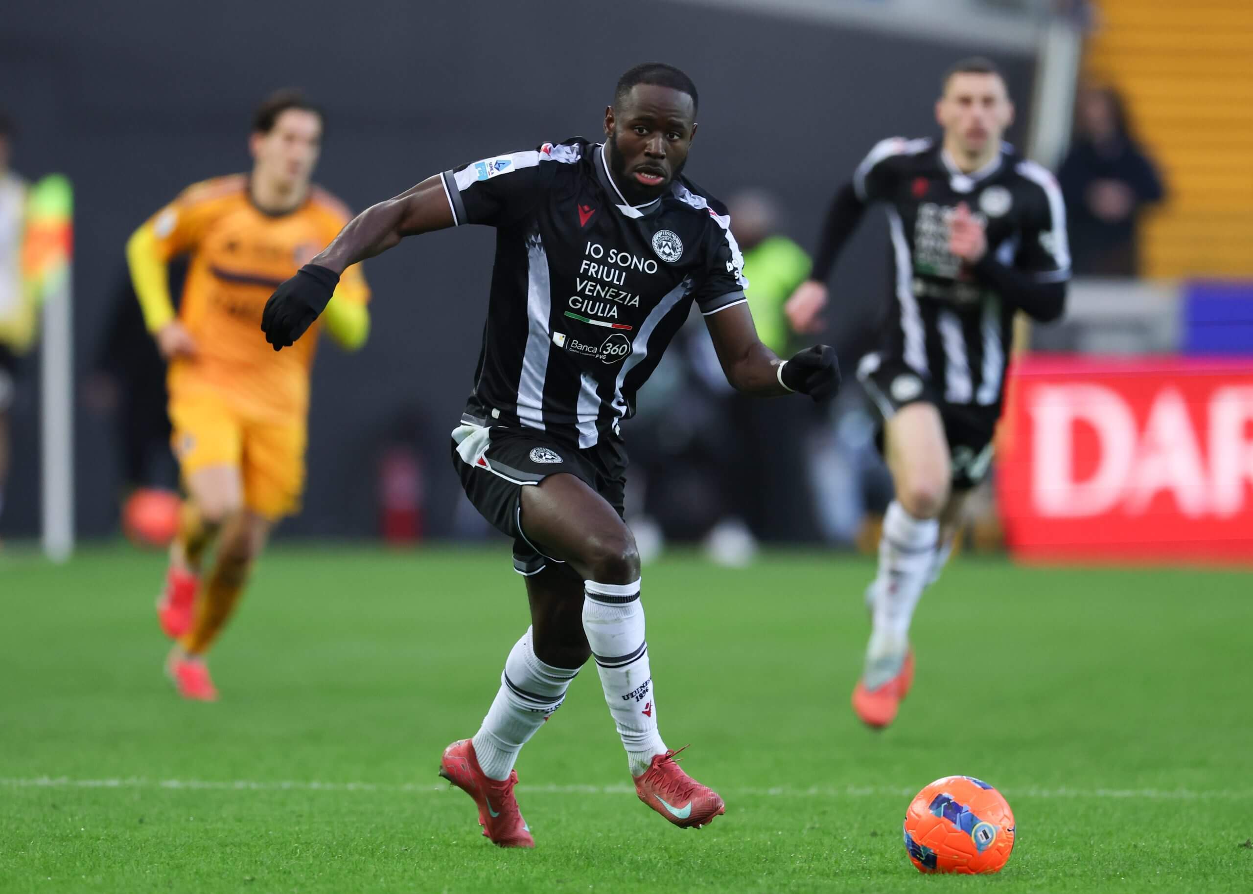 Keinan Davis corre con el balón contra Pisa en enero