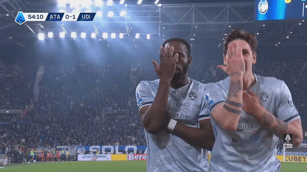 Keinan Davis y Nicolo Zaniolo apoyan la celebración 