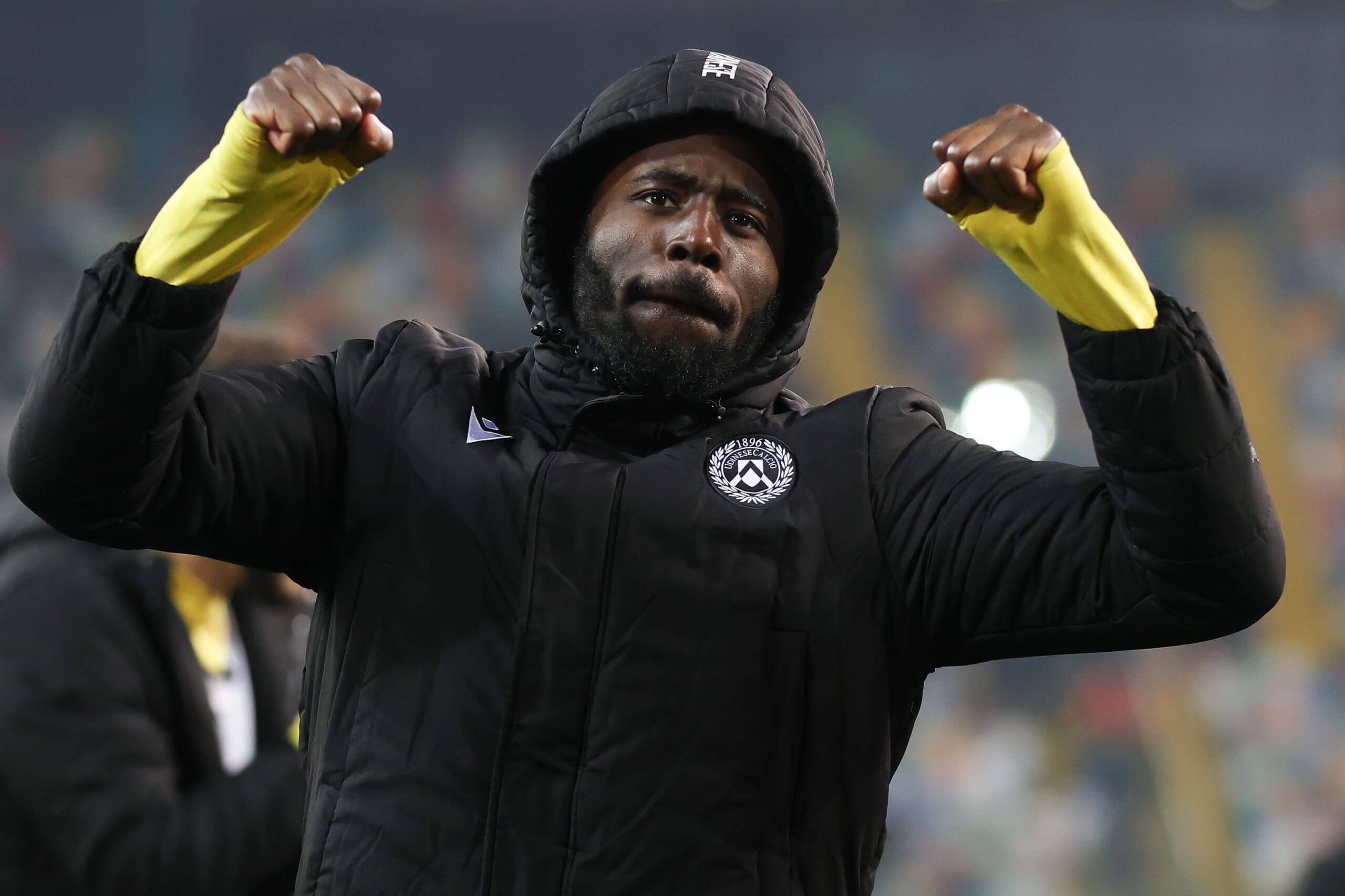 Keinan Davis, con los puños cerrados en celebración, hace gestos a la multitud de la Fiorentina