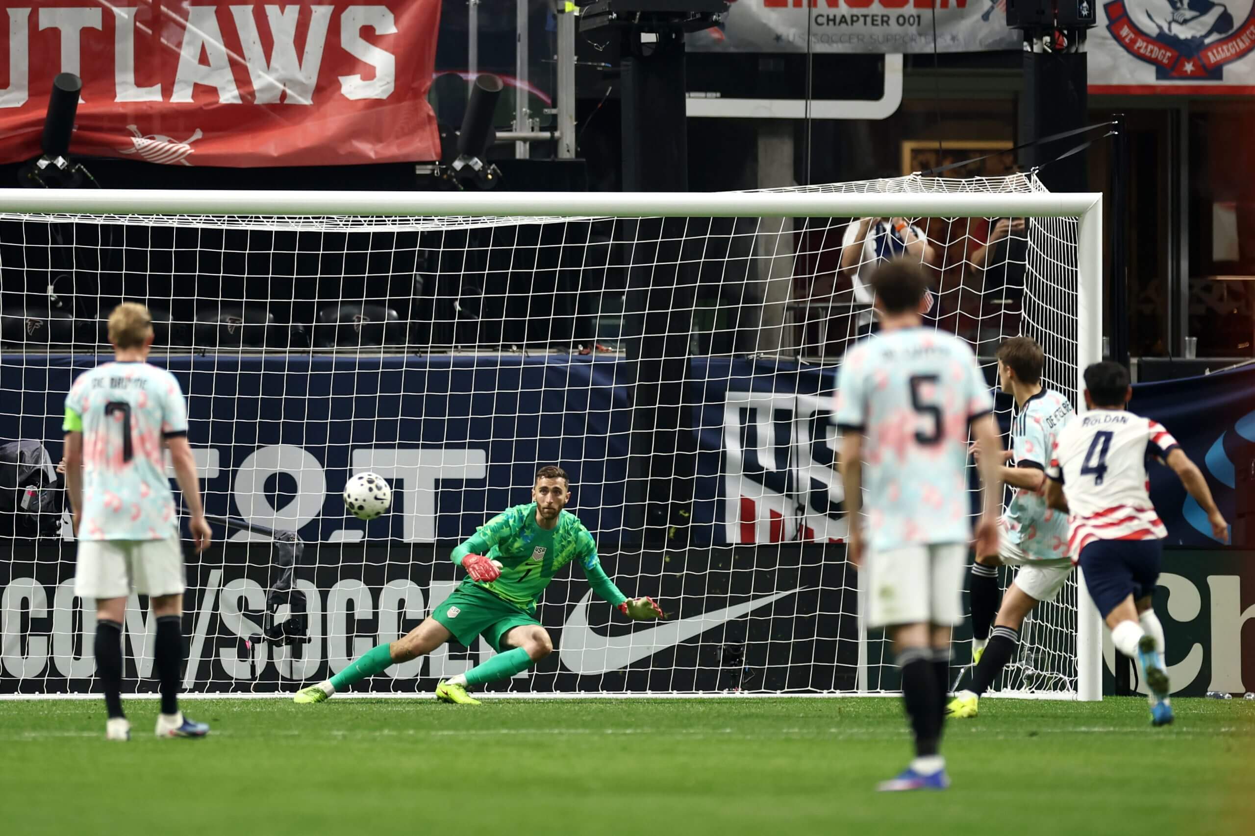 Matt Turner se lanza a por el balón contra Bélgica