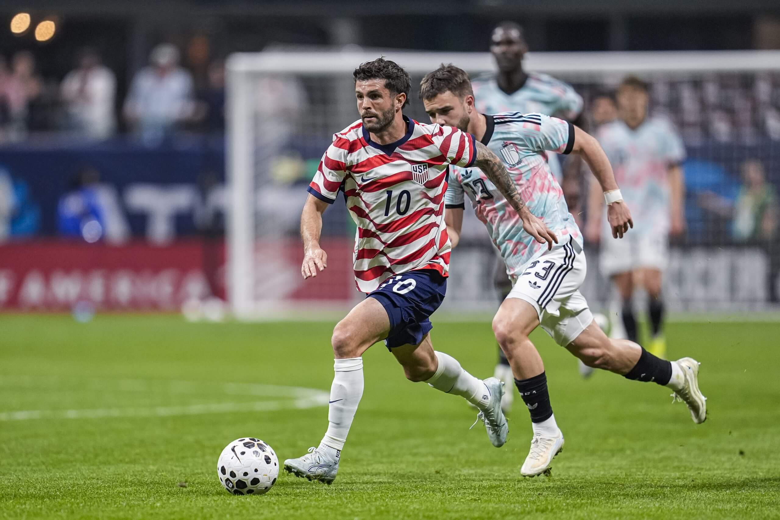 Christian Pulisic regatea contra Bélgica