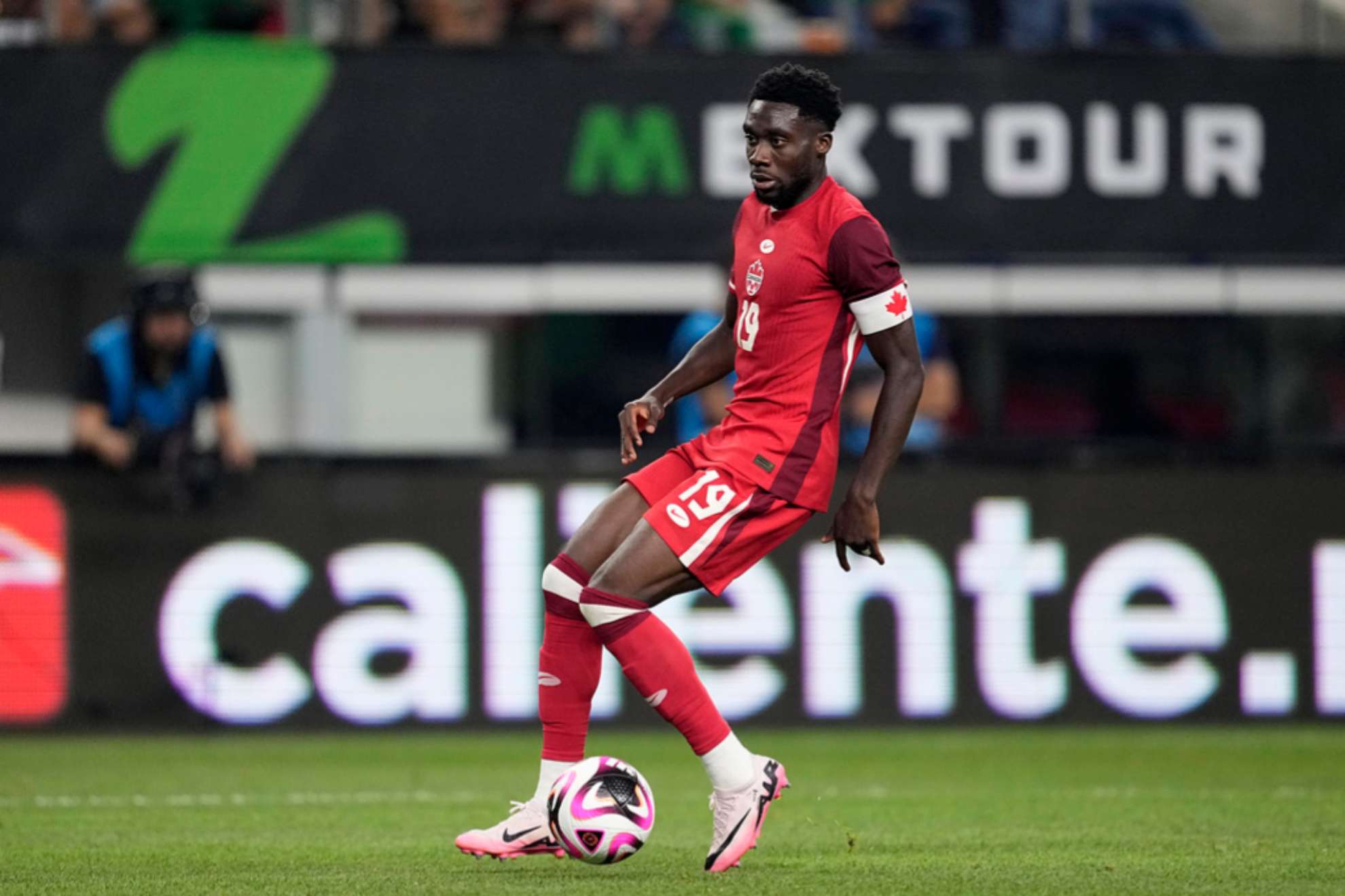 El defensor canadiense Alphonso Davies controla el balón