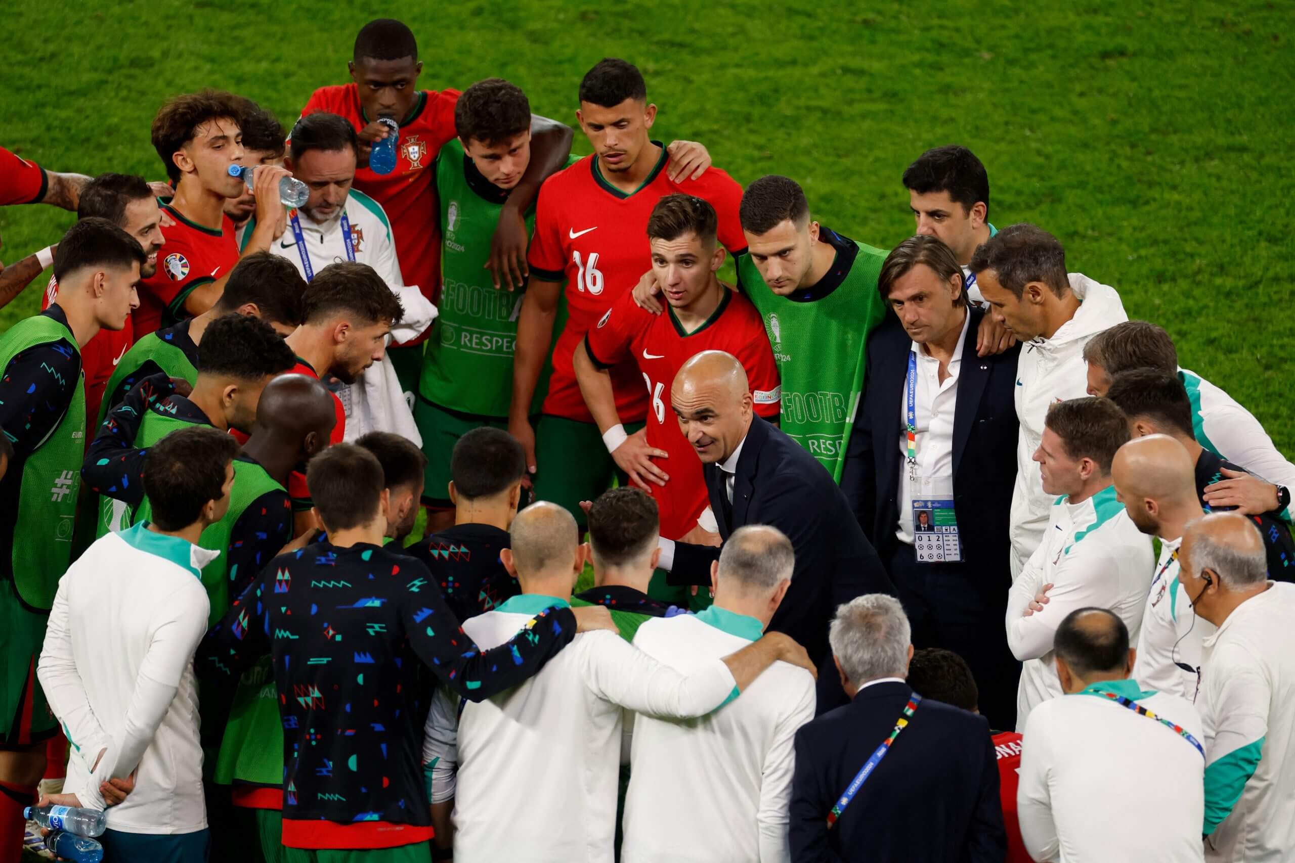 Роберто Мартинес беседует с игроками Португалии на Евро-2024