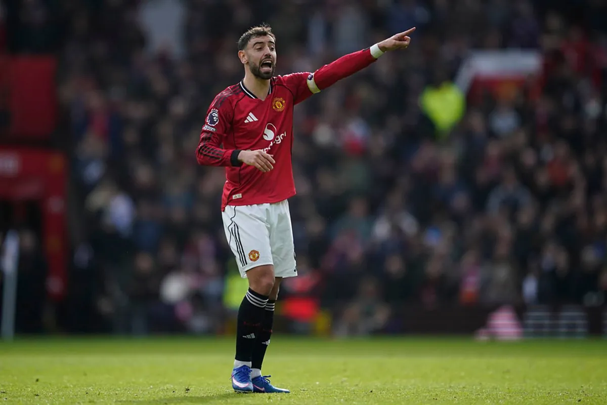 Bruno Fernandes se acerca al récord de asistencias de la Premier League cuando el Manchester United venció al Aston Villa por 3-1