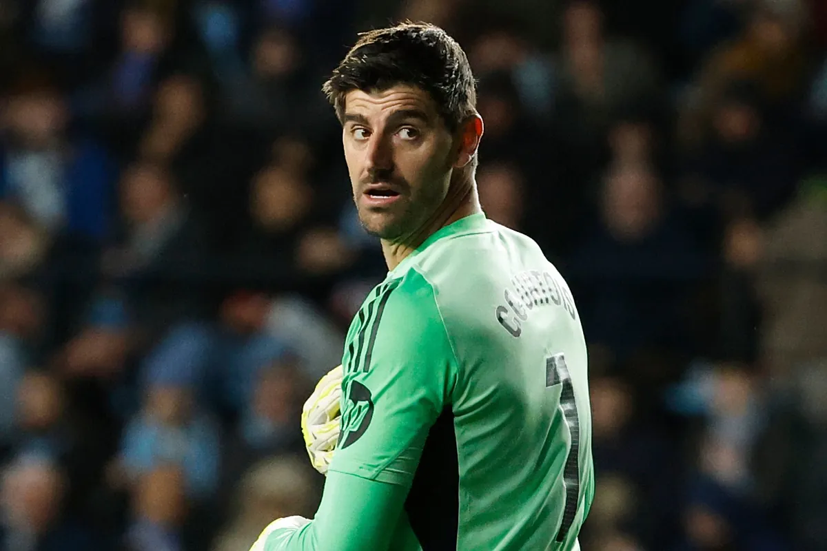 Cómo Thibaut Courtois humilló a Raphinha con su asistencia a Valverde en la Champions