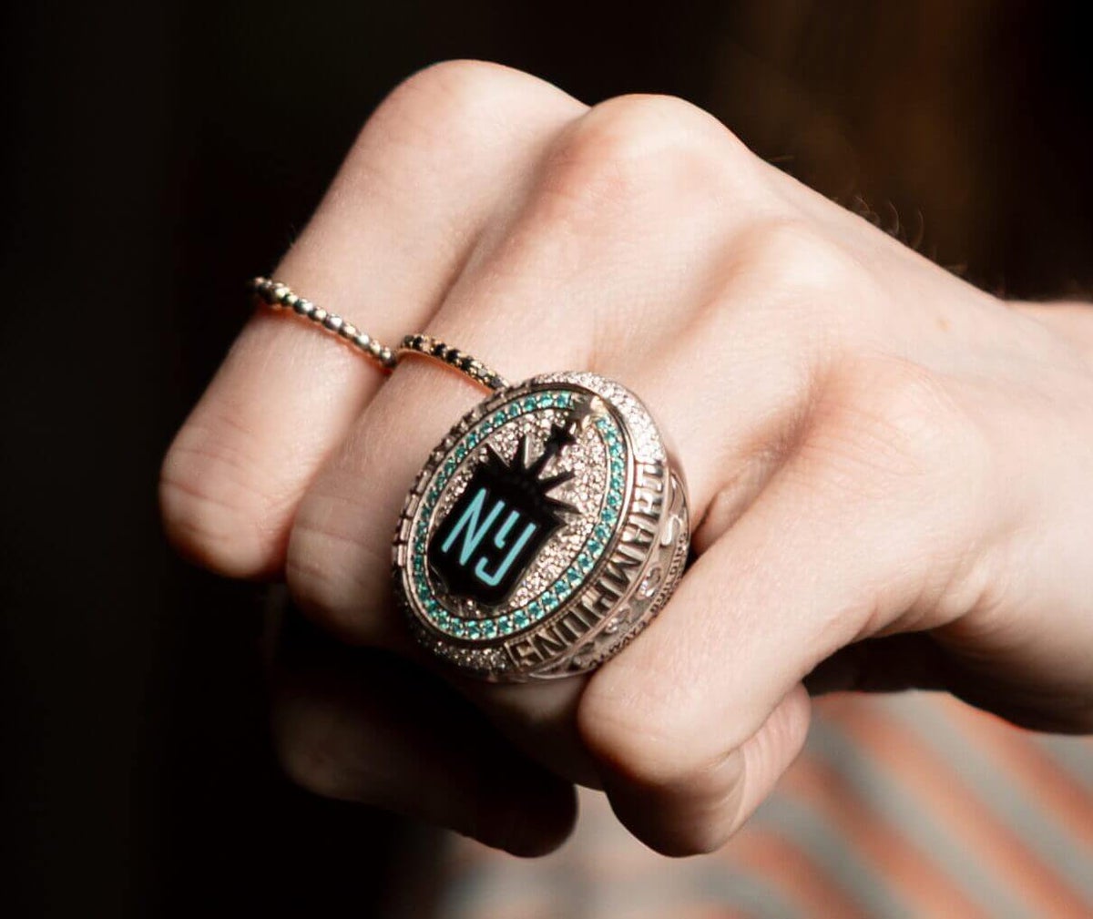 Cómo el anillo de campeonato de Gotham 2025 refleja glorias pasadas y ambiciones futuras