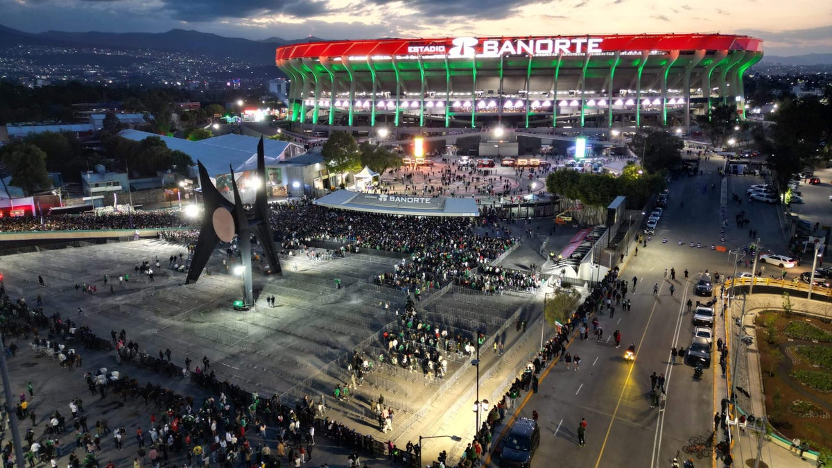 El Azteca actualizado aún conserva la grandeza de la antigüedad. Pero esta noche en la Ciudad de México estuvo marcada por la tragedia. Jack Lang1