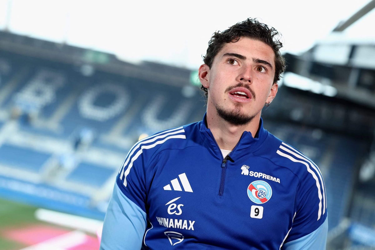 El argentino Joaquín Panicelli, máximo goleador de la Ligue 1, sufrió una rotura del ligamento cruzado de su rodilla derecha. Tom Burrows y Luc Bosher2