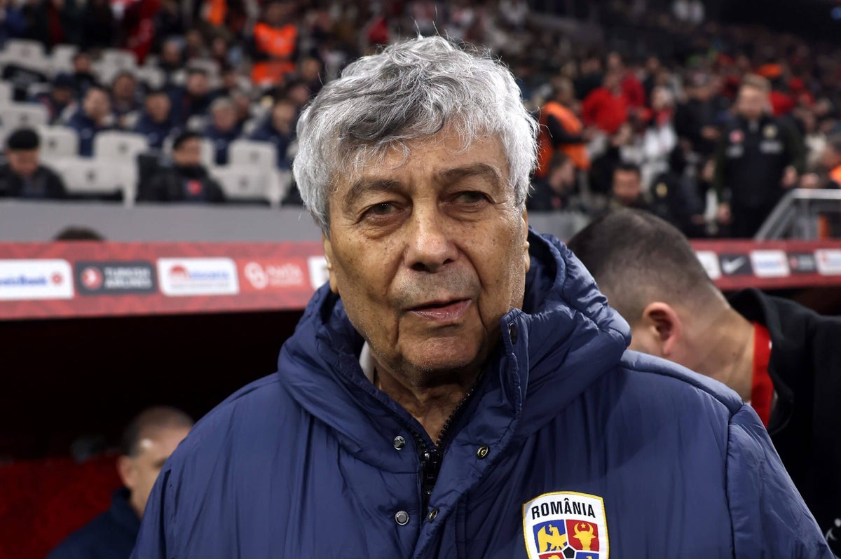 El seleccionador rumano Mircea Lucescu, de 80 años, se encuentra estable en el hospital tras enfermarse durante un entrenamiento Colin Millar5