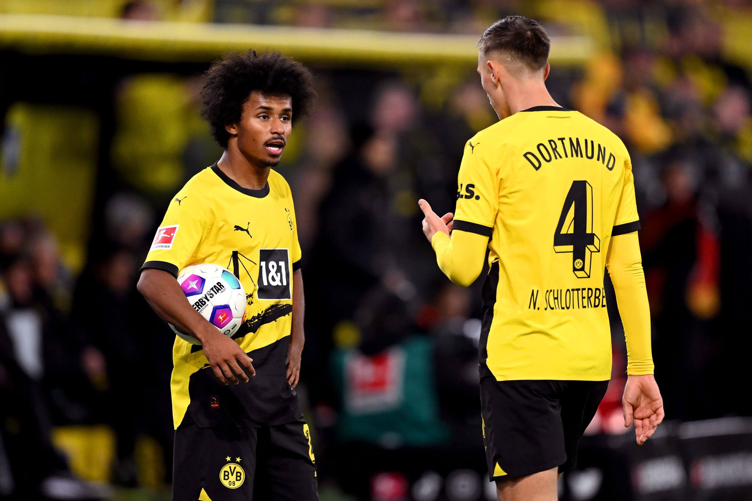 Karim Adeyemi et Nico Schlotterbeck du Borussia Dortmund interagissent lors du match de Bundesliga contre le Bayern Munich en novembre 2023