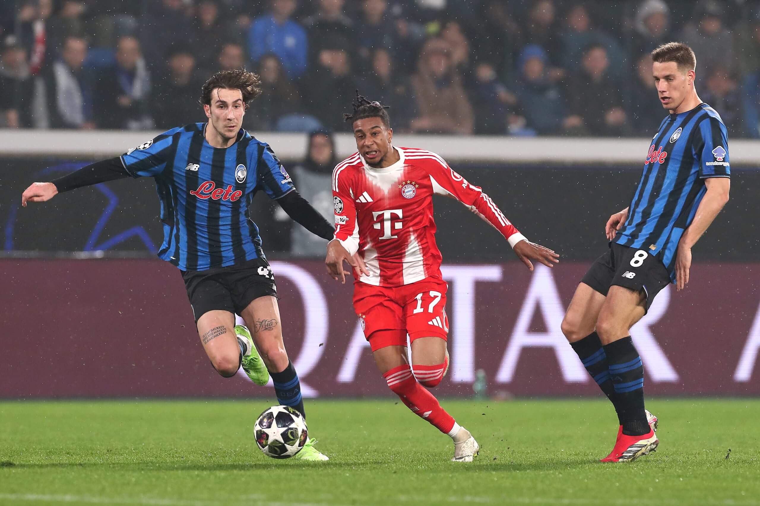 Michael Olise irrumpe entre Lorenzo Bernasconi y Mario Pasalic