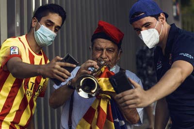 El extraño mundo de los candidatos a las elecciones de Barcelona protagonizado por un trompetista y exproductor de cine para adultos.