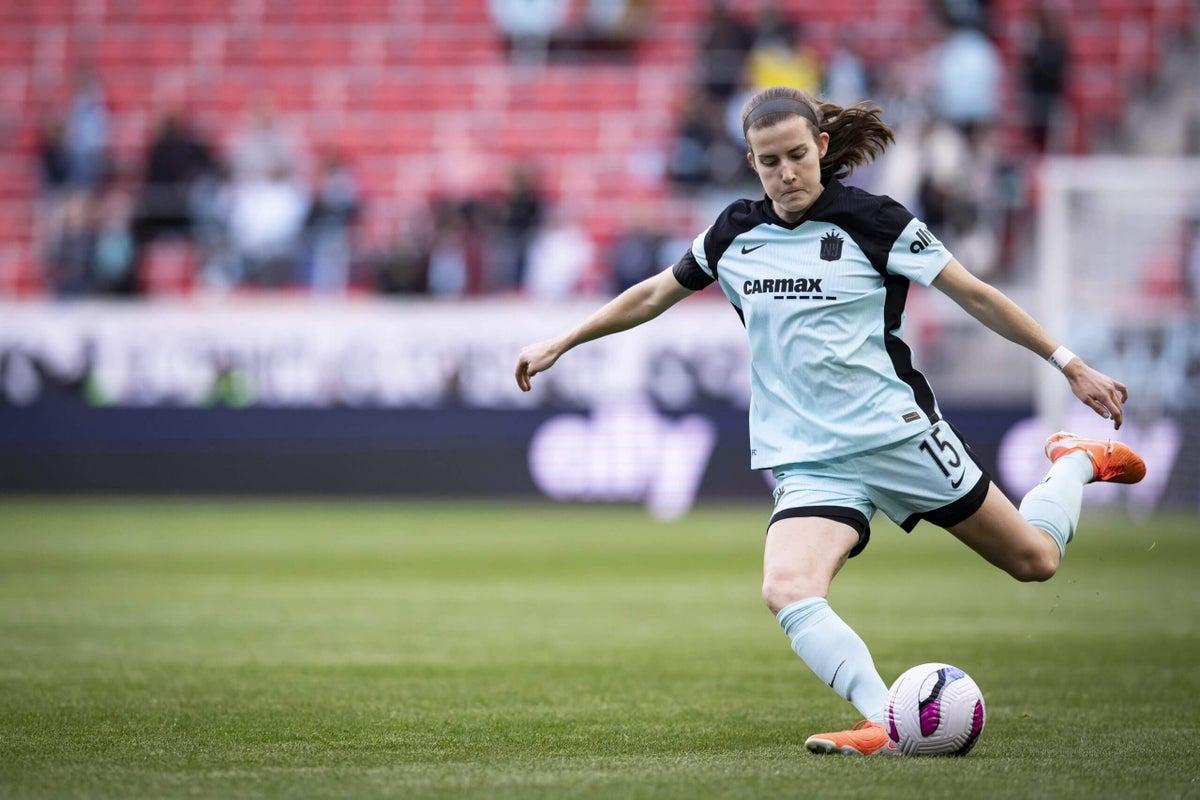 La capitana de Gotham, Tierna Davidson, hace su primera aparición desde que se rompió el ligamento anterior cruzado el año pasado.