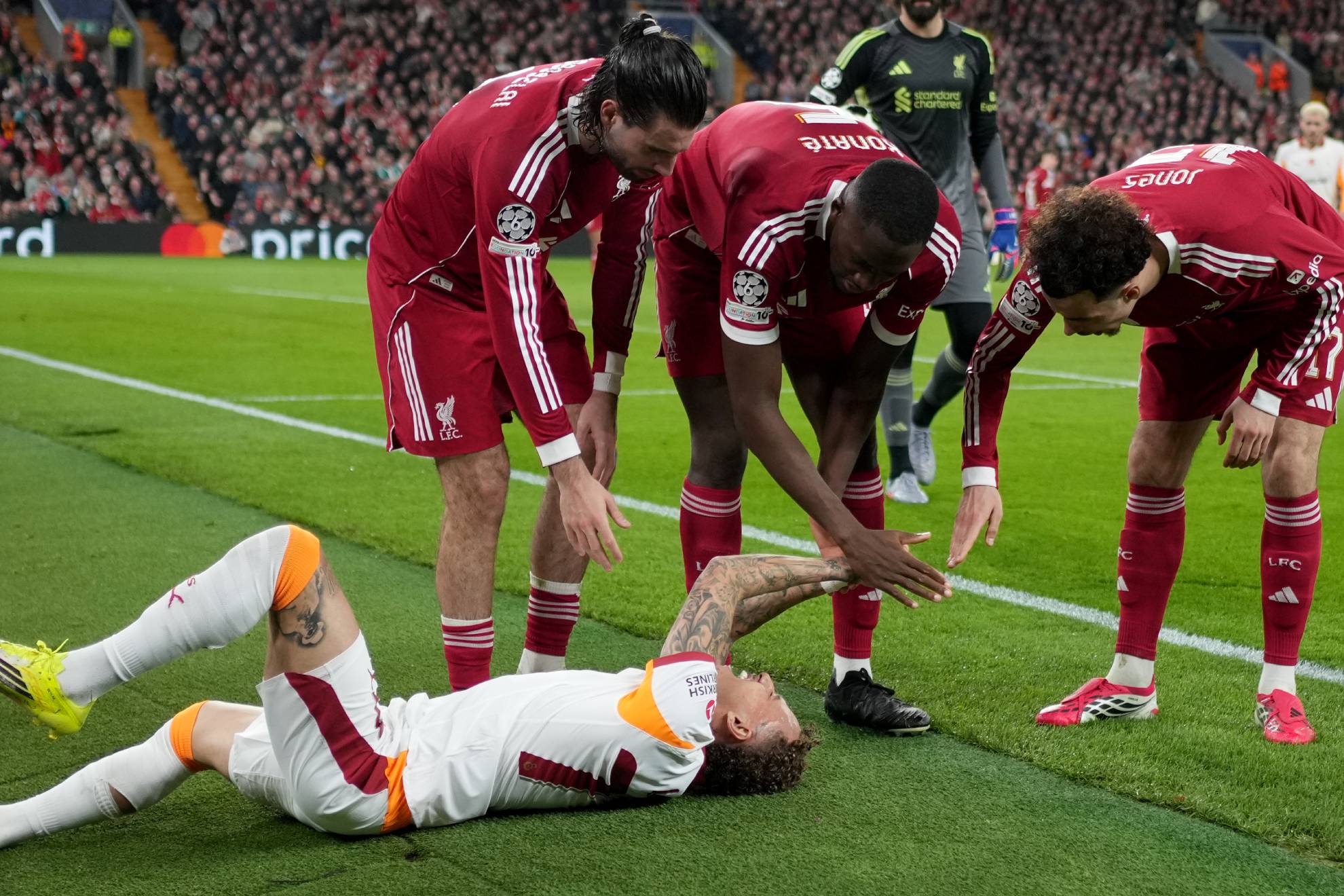 Terror en Anfield: Noa Lang sufre la amputación parcial de un dedo tras quedar atrapado en la valla