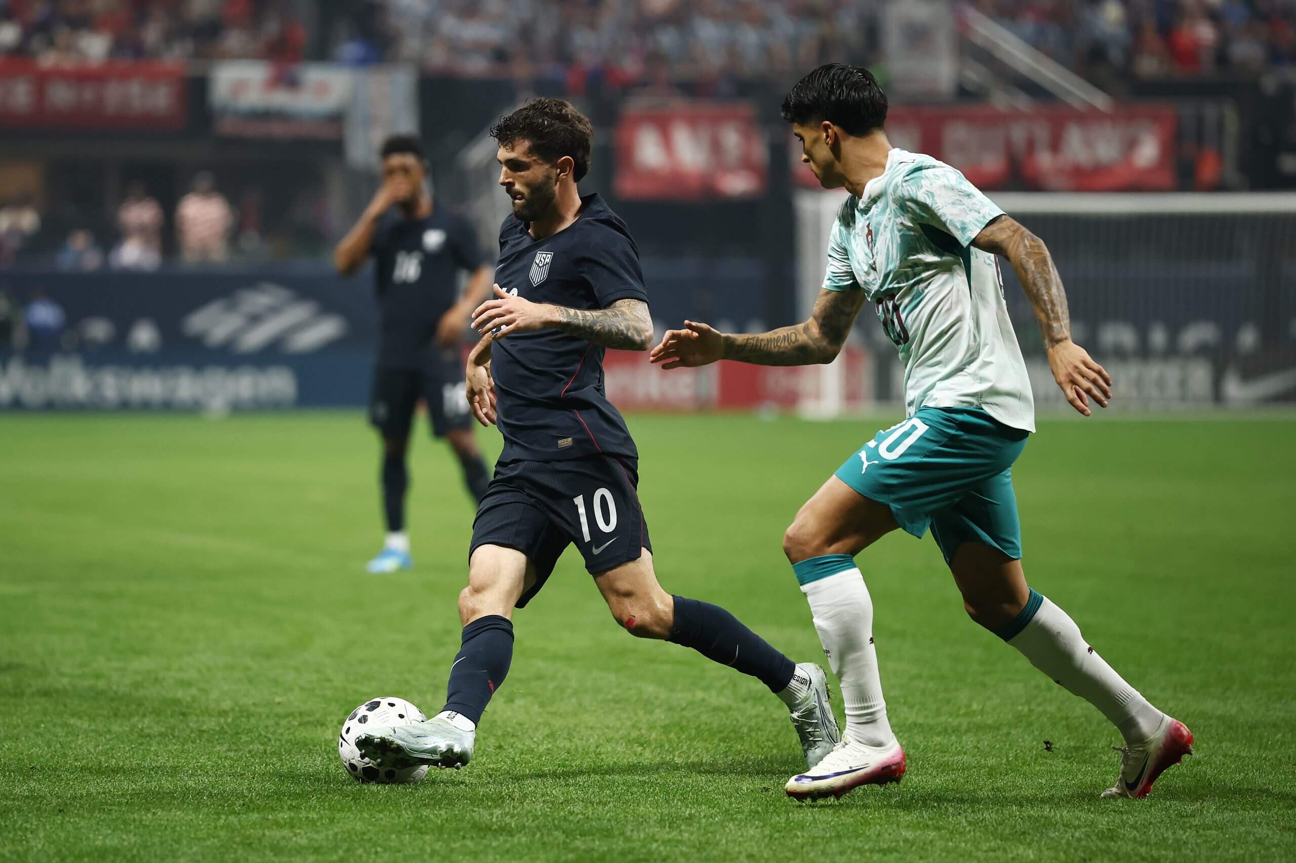 Christian Pulisic regatea ante Portugal