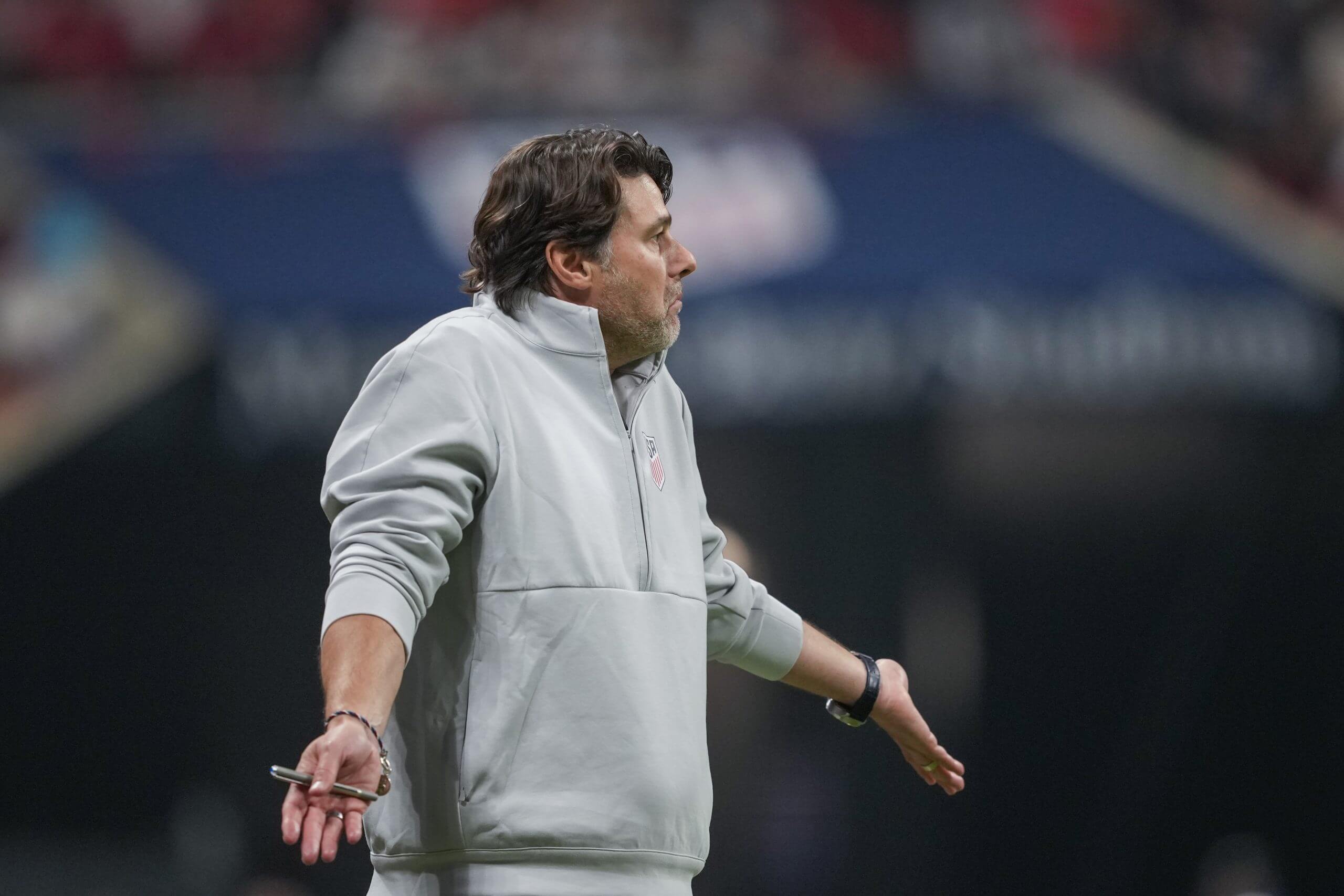 El técnico del USMNT, Mauricio Pochettino, se encoge de hombros